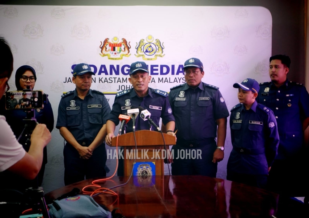 Johor Customs Department director Aminul Izmeer Mohd Sohaimi (centre) speaks at a press conference in Johor March 20, 2024. — Picture via Facebook/ JKDM JOHOR