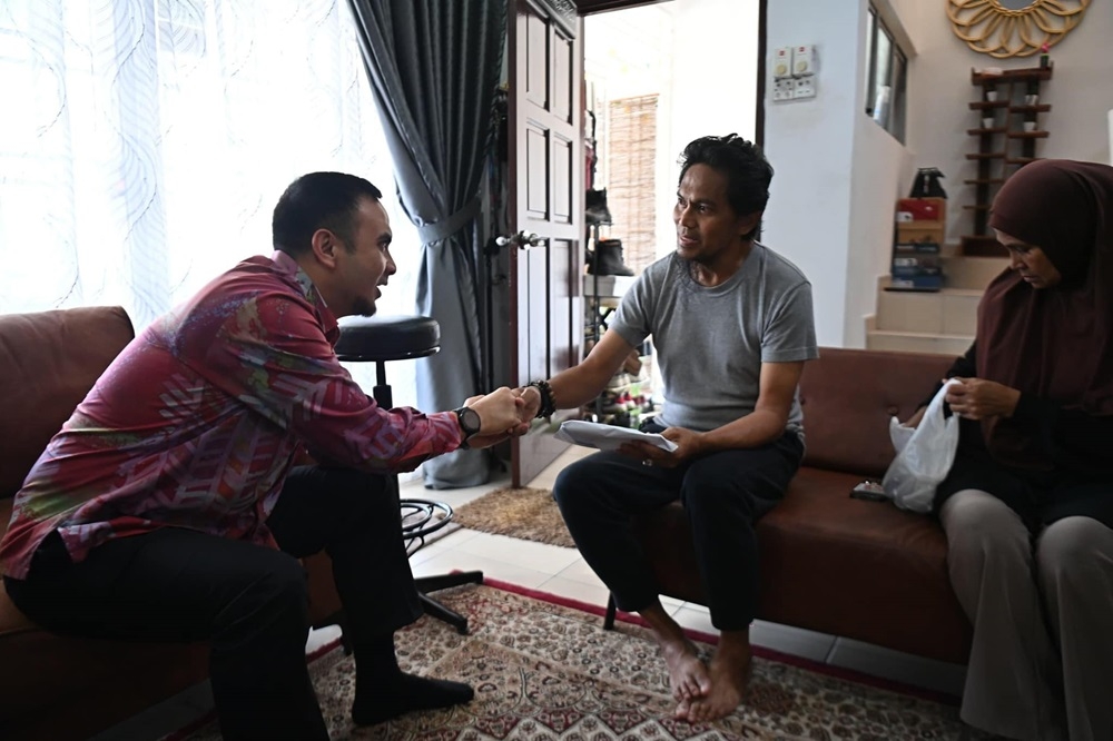Prime Minister Datuk Seri Anwar Ibrahim’s political secretary Ahmad Farhan Fauzi (left) meets XPDC vocalist Mohd Ali Ismail at his home in Bandar Salak Tinggi March 20, 2024. — Picture via Facebook/Anwar Ibrahim 