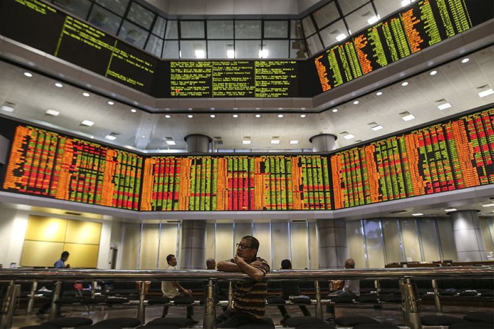 At 9.11am, the FTSE Bursa Malaysia KLCI (FBM KLCI) rose 2.77 points to 1,538.56 from Wednesday’s close of 1,535.79. — Picture by Azneal Ishak