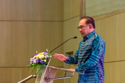 PM Anwar calls on all leaders to solve problems in respective hometowns