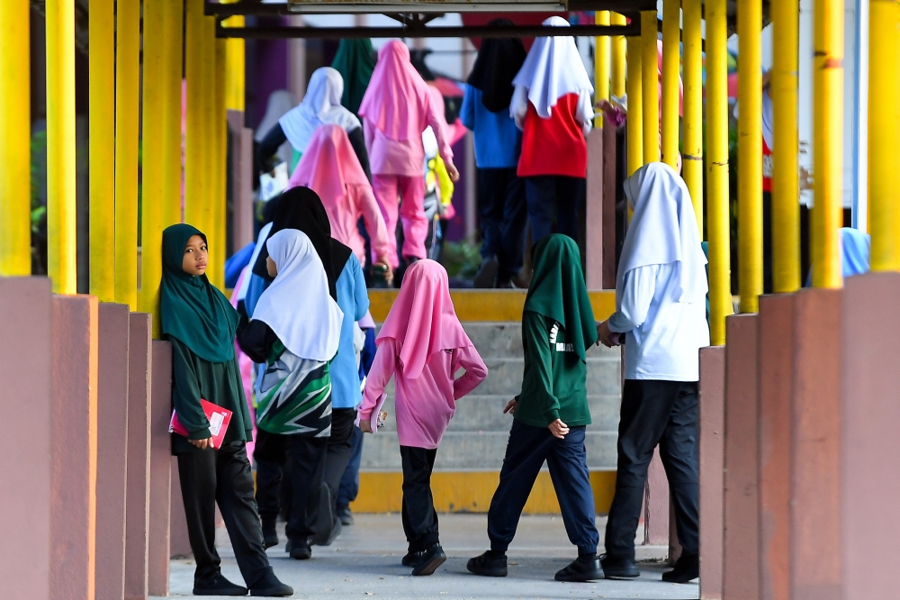 Health director-general Dr Muhammad Radzi Abu Hassan said prolonged exposure to hot weather can be harmful to health, especially to high-risk groups such as children, the elderly, and those with chronic diseases. — Bernama pic
