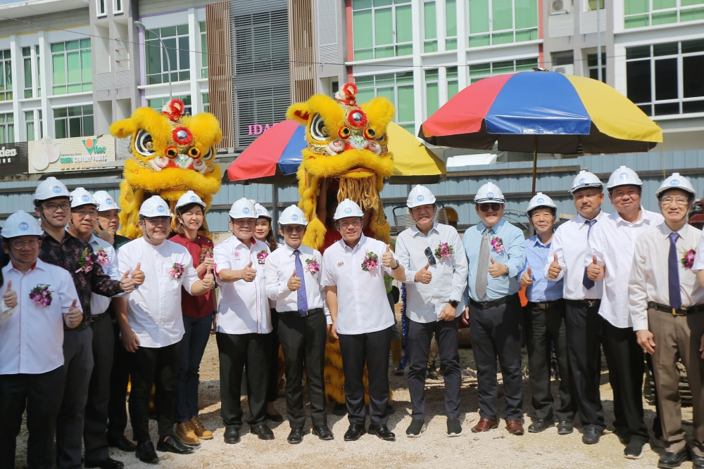  Housing and Local Government Minister Nga Kor Ming (centre) officiating the groundbreaking ceremony for the new Perak Chinese Assembly Hall building in Ipoh March 23, 2024. — Bernama pic