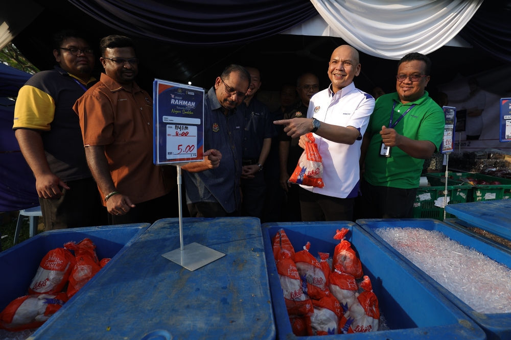 Domestic Trade and Cost of Living Minister Datuk Armizan Mohd Ali looks at chicken priced at RM5 each during a walkabout at the Negeri Sembilan Ramadan Rahmah Bazaar at the Garden Homes (Site A) bazaar in Seremban March 23, 2024. — Bernama pic