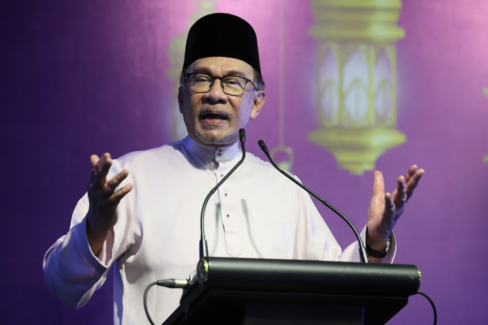 Prime Minister Datuk Seri Anwar Ibrahim said Economy Minister Rafizi Ramli has been asked to clarify the Central Database Hub (Padu) registration issue at the Cabinet meeting next week. — Bernama pic