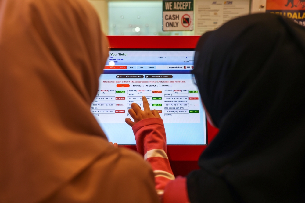 The Ministry of Transport will issue temporary change permits (LPS) for additional bus services ahead of Aidilfitri, said Minister Anthony Loke. — Bernama pic