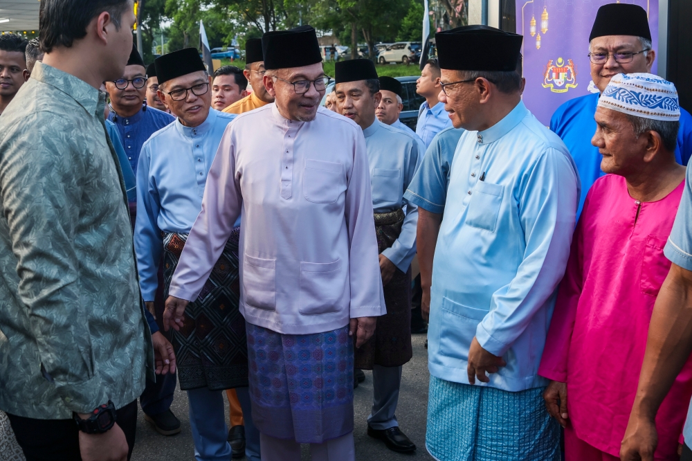 Prime Minister Datuk Seri Anwar Ibrahim hopes that the Ministry of Economy and all related ministries and agencies involved in priority projects in Pahang can give special attention and expedite the projects involved. — Bernama pic