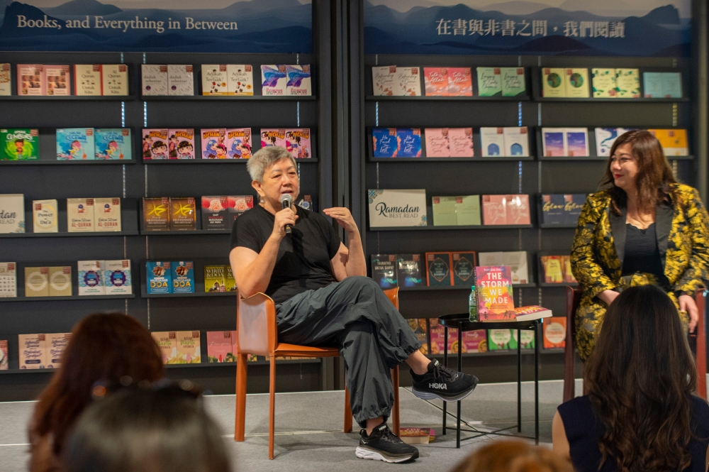 Vanessa Chan (right) and moderator Joan Lau at the Eslite event which marked the last leg of her Malaysia tour. — Picture by Shafwan Zaidon