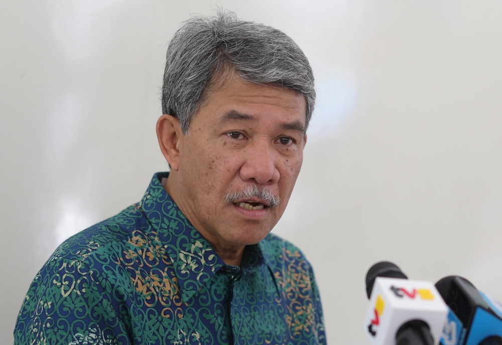 Datuk Seri Mohamad Hasan speaking at the presentation of the food basket aid in conjunction with Ramadan at the Kampung Siliau Parish Mosque, Rantau, Seremban, March 24, 2024. — Bernama pic