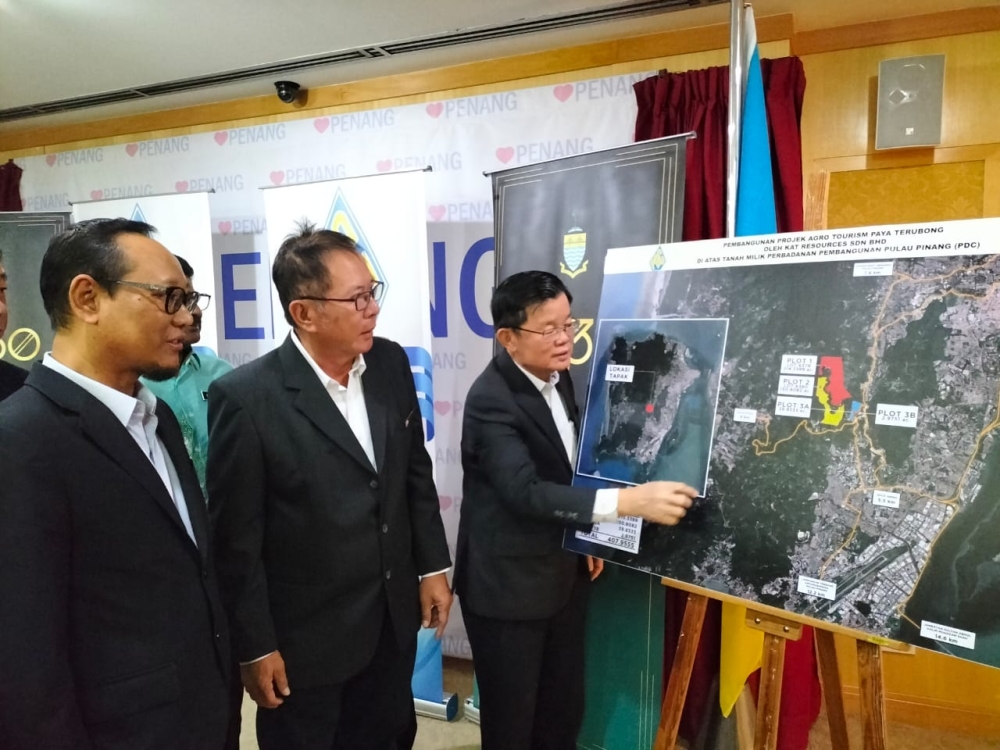 Penang Chief Minister Chow Kon Yeow (right) looking at the site of the project on a map with PDC CEO Datuk Aziz Bakar (left) and KAT Resources Sdn Bhd CEO Teoh Kok Aun September 14, 2023. — File picture by Opalyn Mok