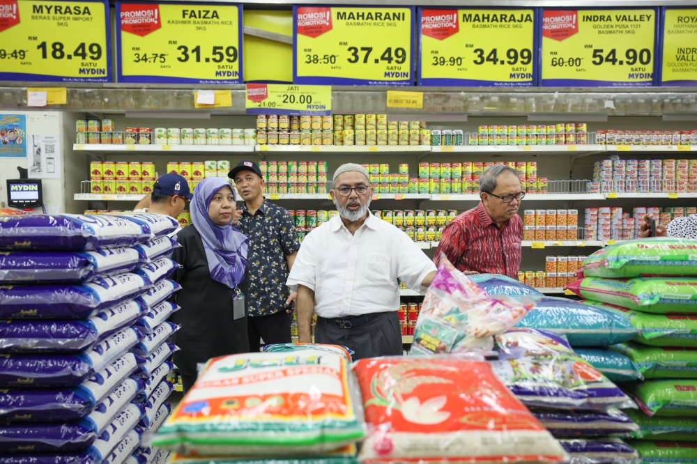 Naccol Task Force (Food Cluster) chairman Datuk Syed Abu Hussin Hafiz Syed Abdul Fasal inspects the supply of local white rice at a supermarket in Kuala Terengganu, March 25, 2024. — Bernama pic  
