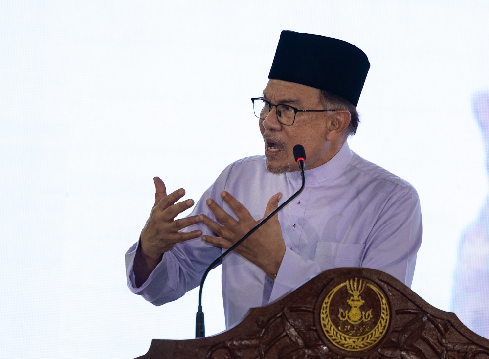 Prime Minister Datuk Seri Anwar Ibrahim delivers a speech at a breaking fast event at the Kolej Poly-Tech Mara Meru Raya, Ipoh, March 25, 2024. — Bernama pic 
