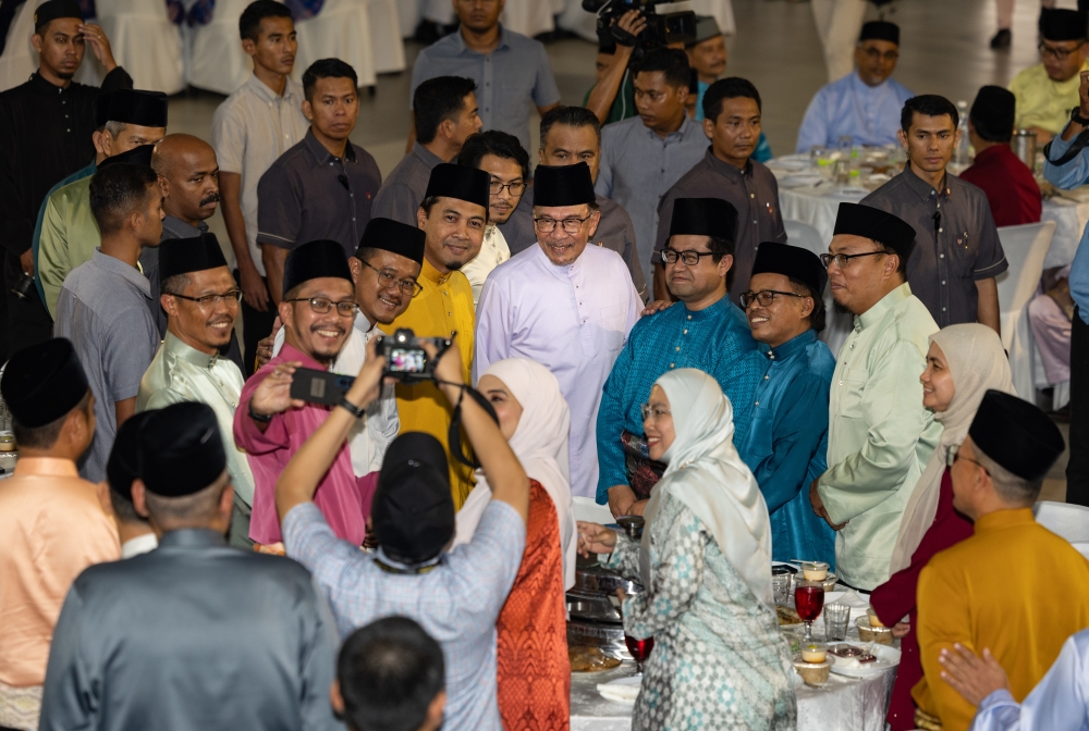 Prime Minister Datuk Seri Anwar Ibrahim mingles with the crowd at a breaking fast event at the Kolej Poly-Tech Mara Meru Raya, Ipoh, March 25, 2024. — Bernama pic