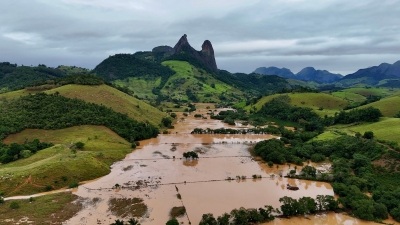Les sauveteurs se précipitent pour retrouver les personnes piégées alors que les tempêtes au Brésil tuent au moins 20 personnes
