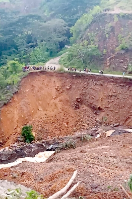 Cinq morts et 1 000 maisons détruites lors du séisme en Papouasie-Nouvelle-Guinée, selon le gouverneur régional