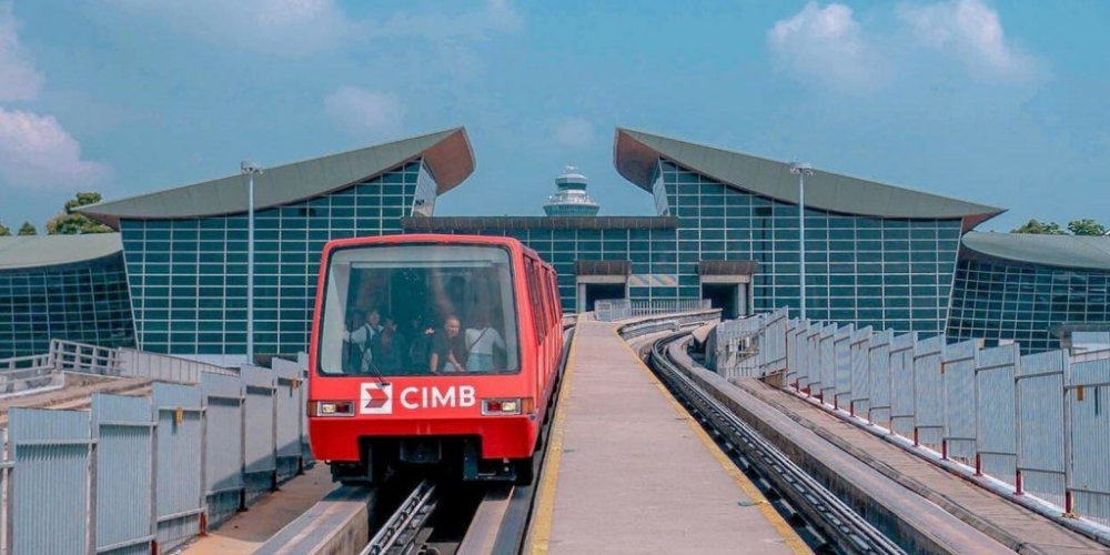 Transport Minister Anthony Loke says the aerotrain replacement plan at KLIA commenced on March 14, 2022, with an expectation of full completion by the end of March next year. ― SoyaCincau pic