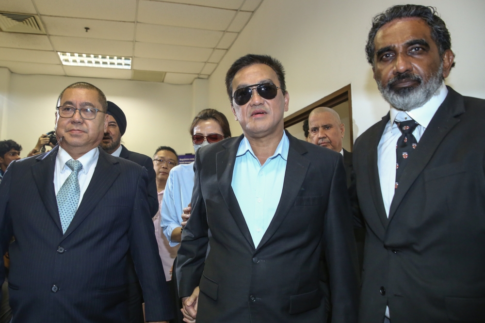 Founder and group executive chairman of KK Group Datuk Seri Chai Kee Kan (centre) is pictured at the Shah Alam Session Court March 26, 2024. ― Picture by Yusof Mat Isa