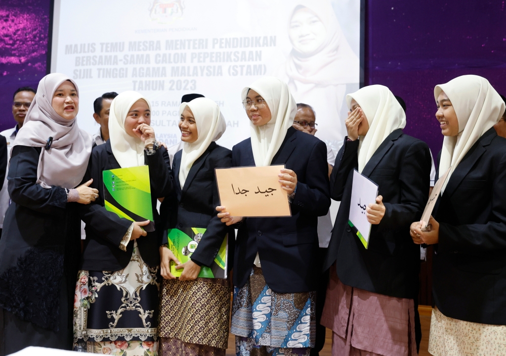 Education Minister Fadhlina Sidek with students after announcing the results of the Malaysian Higher Religious Certificate (STAM) at the meet-and-greet session with STAM Examination Candidates 2023 at Sultan Alam Shah Islamic College (KISAS), Klang, March 26, 2024. — Bernama [oc 
