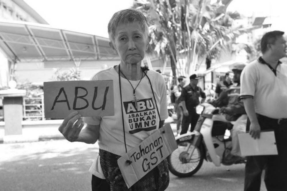 Anne Ooi or better known as ‘Aunty Bersih’ seen here at the anti-GST protest outside the Customs Complex in Kelana Jaya, April 1, 2015. She has died at the age of 78. ― Picture by Saw Siow Feng