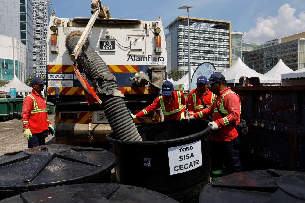 Alam Flora Putrajaya manager Mohamad Hafizudin Zainal acknowledged an increase in domestic waste compared to last year, which is due to the increased number of traders involved this year, with the highest record of domestic waste collection reaching 7.5 tonnes on March 24. ― Bernama pic