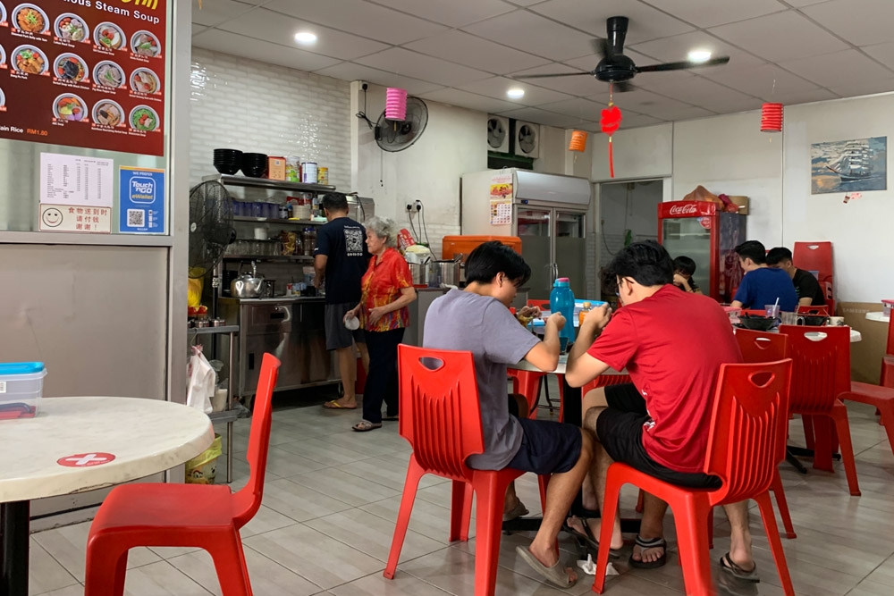 Regular diners include local residents as well as university students from a nearby campus.