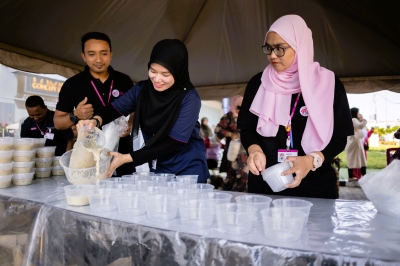 Aeon distributes over 30,000 packs of ‘bubur lambuk’ for Ramadan