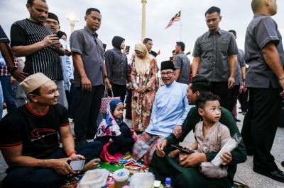 PM Anwar attends Madani iftar, breaks fast with nearly 10,000 people