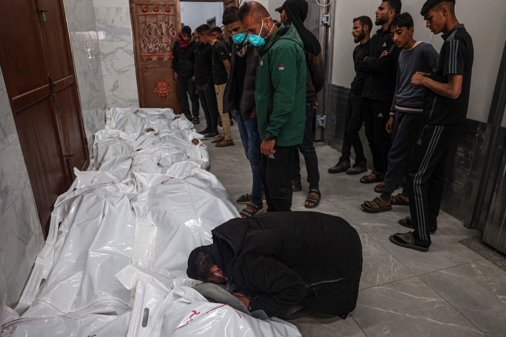Les Palestiniens pleurent le corps de leurs proches, tués la nuit précédente dans les bombardements israéliens, à l'hôpital européen de Khan Yunis, dans le sud de la bande de Gaza, le 29 mars 2024, au milieu du conflit en cours dans le territoire palestinien entre Israël et le groupe militant Hamas.  — Photo AFP