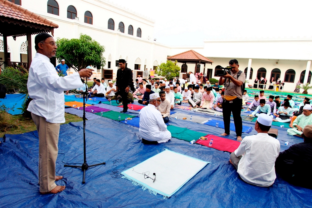 Ministry of Higher Education Datuk Seri Zambry Abdul Kadir (left) delivers a speech during the Breaking Fast with Umno Lumut Division programme at Maahad Tahfiz Bayt Al Ikhlas in Lumut March 30, 2024. — Bernama pic