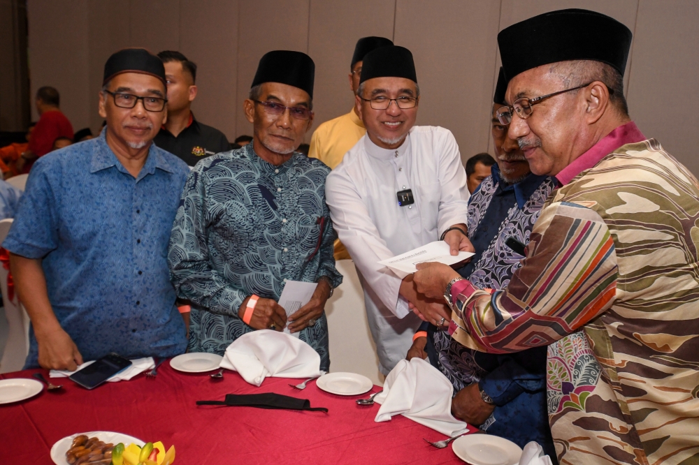 Deputy Defence Minister Adly Zahari (2nd right) greeting an army veteran at the Madani Kelantan ATM Veteran Get-Together in Kota Baru March 30, 2024. — Bernama pic