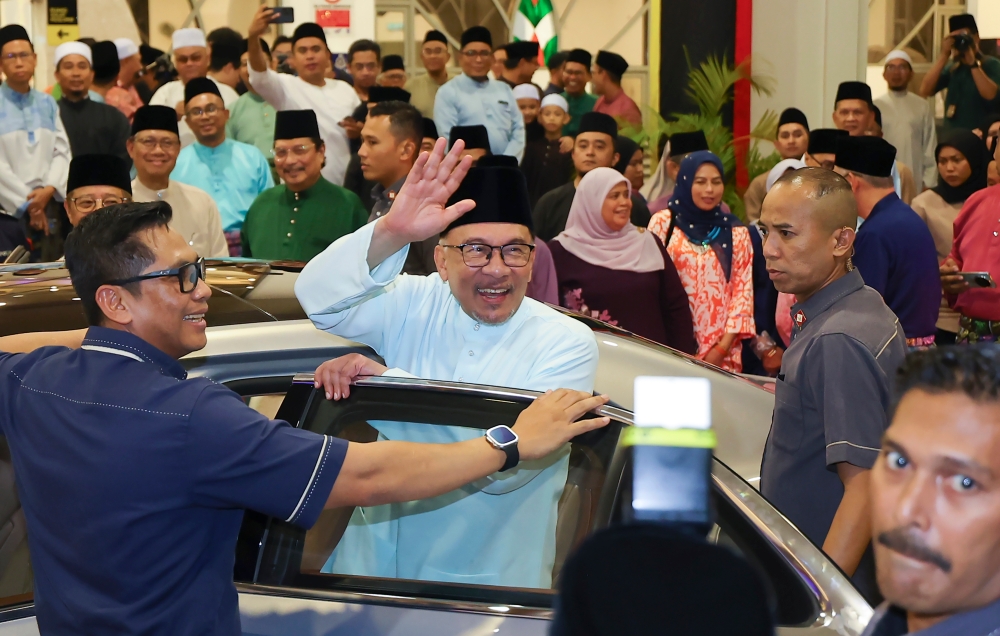 Prime Minister Datuk Seri Anwar Ibrahim waves as he leaves the Madani Buka Puasa event at the Al-Muttaqin Mosque in Kota Samarahan. — Bernama pic