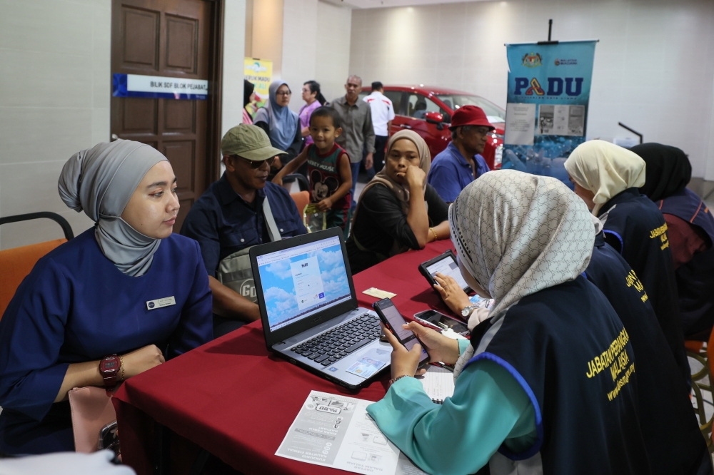 Les résidents de Terengganu s'inscrivent au centre de base de données central (Padu) du centre de transformation urbaine de Kuala Terengganu le 31 mars 2024. — Bernama pic