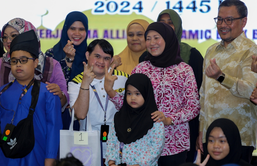 Women, Family and Community Development Minister Datuk Seri Nancy Shukri (2nd right) poses for a picture with recipients of National Welfare Foundation’s Sinar Kasih Ramadan programme with Alliance Islamic Bank Berhad in Kuching March 31, 2024. — Bernama pic