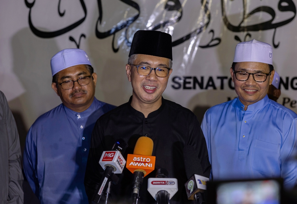 Minister of Investment, Trade and Industry Datuk Seri Tengku Zafrul Abdul Aziz (centre) delivers a speech during the Ihya Ramadan and Iftar event at Masjid Jamek Al Ansar, Felcra Changkat Lada March 31, 2024. — Bernama pic