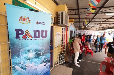 Les Malaisiens profitent de l’occasion pour s’inscrire et mettre à jour les données à Padu le dernier jour