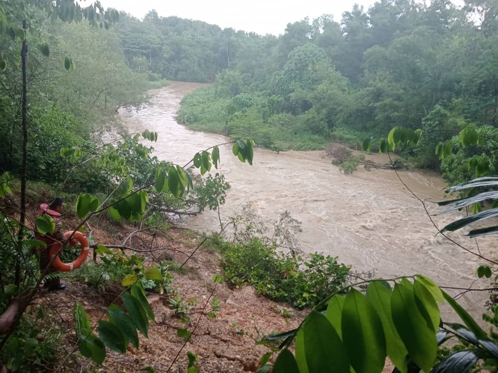 An outing of a family of five to fish in a river in Seri Kembangan ended in tragedy when one of the children was found drowned, while the mother and another child went missing after a water surge hit them. — Picture courtesy of JBPM Selangor