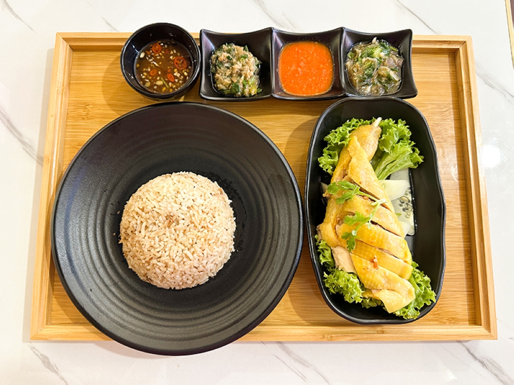 Cozo Cafe makes dining out in Cheras' Taman Alam Jaya better with its Special Kampung Chicken Drumstick Set — Pictures by Lee Khang Yi