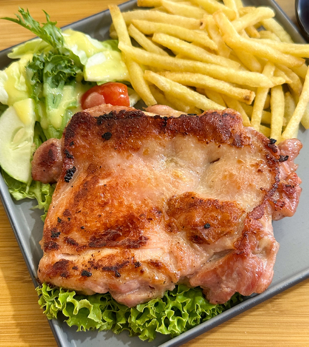 Banish all your fears of sub-par chicken chop with Cozo Cafe's Chicken Chop that is grilled and served without sauce to allow you to enjoy it au naturel