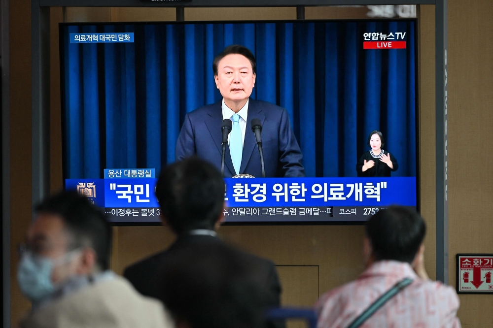 South Korean President Yoon Suk-yeol today slammed the cartel of medics who oppose sector reforms, saying the government would not back down on plans that have triggered a month-long doctors’ strike. — AFP pic
