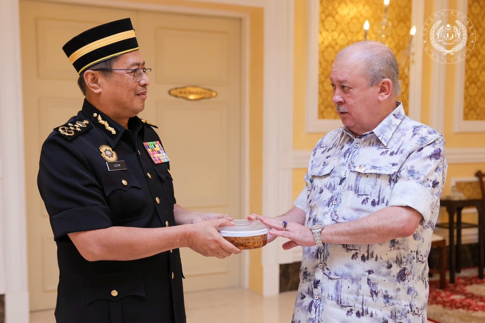 Yang di-Pertuan Agong Sultan Ibrahim (right) presents a gift of honey to MACC chief commissioner Tan Sri Azam Baki at the Istana Negara April 1, 2024. — Picture via Facebook/ Sultan Ibrahim Sultan Iskandar