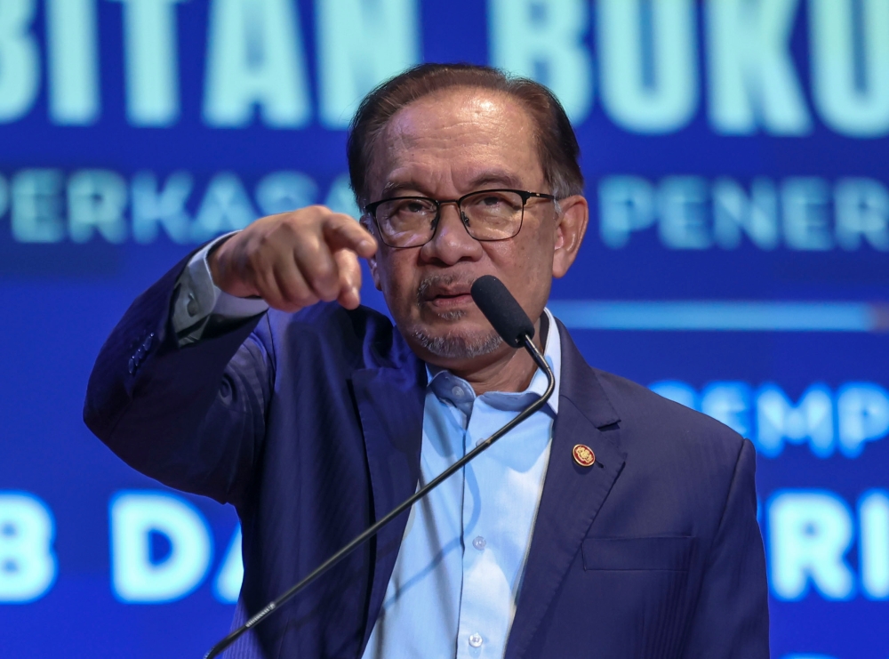 According to analysts, Prime Minister Datuk Seri Anwar Ibrahim faces complex challenges in mending the divisions within the coalition, adding that the latter’s response to the ‘Allah’ socks issue was to appease Umno. — Bernama pic 