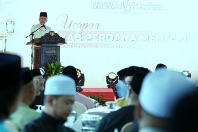 PM Anwar: Govt institutions to use imported white rice, so people can get the local variety 