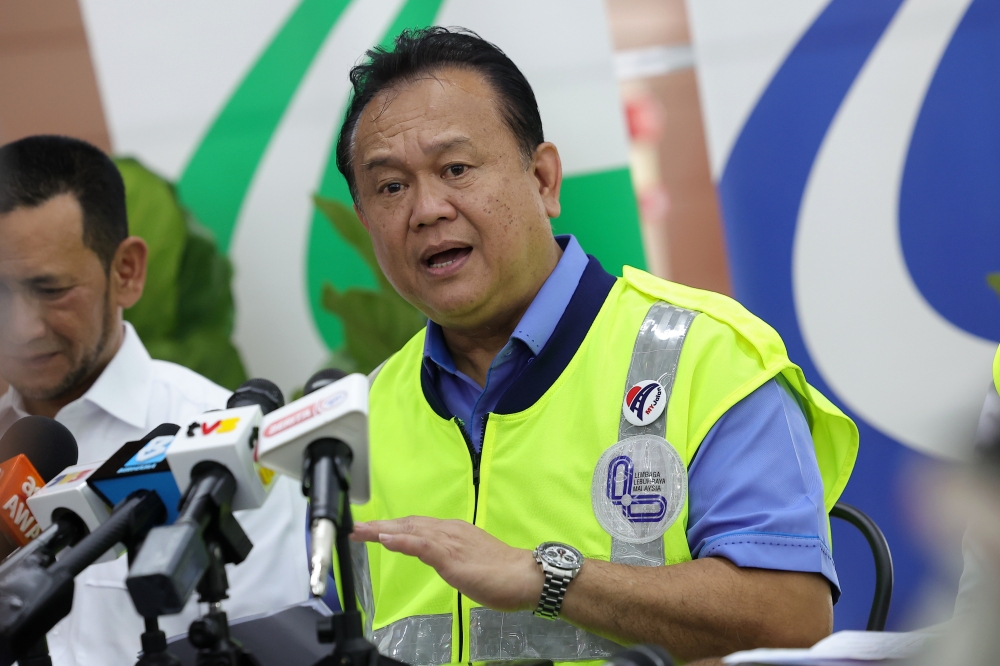 Public Works Minister Datuk Seri Alexander Nanta Linggi said the order came into effect yesterday. — Bernama pic