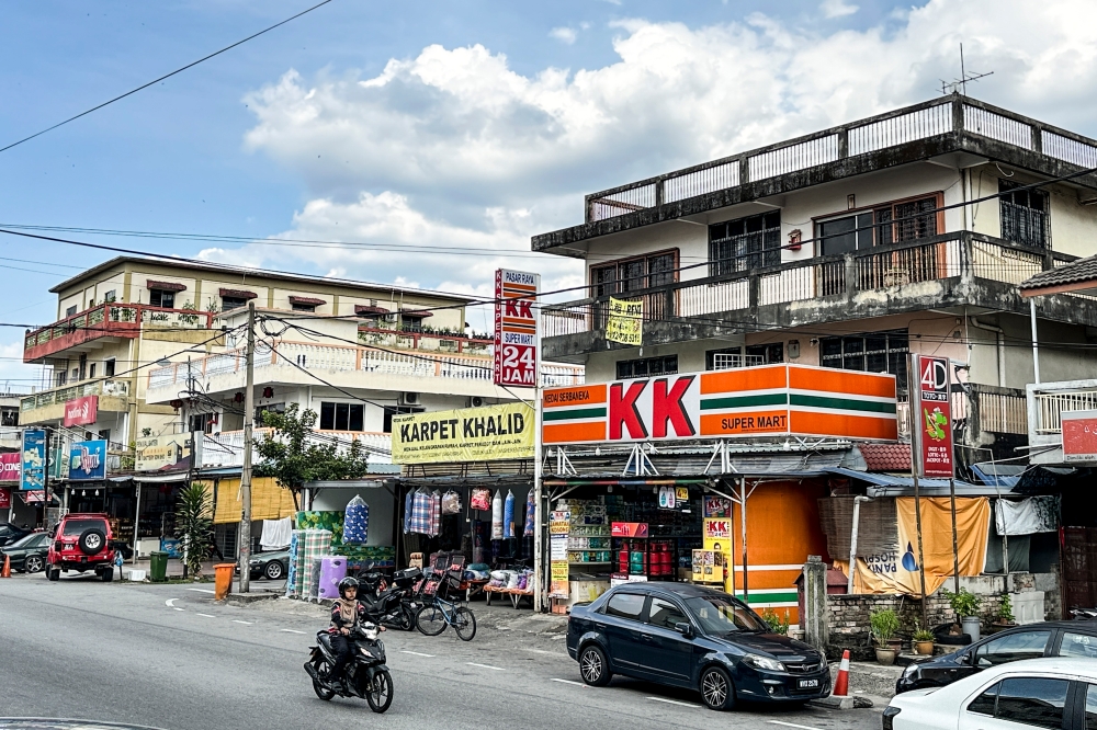 File picture of a KK Super Mart branch in Selayang Baru. The two ministers also condemned the arson attacks against the convenience store chain, the latest of which occurred in Kuching, Sarawak, on Sunday. — Picture by Hari Anggara