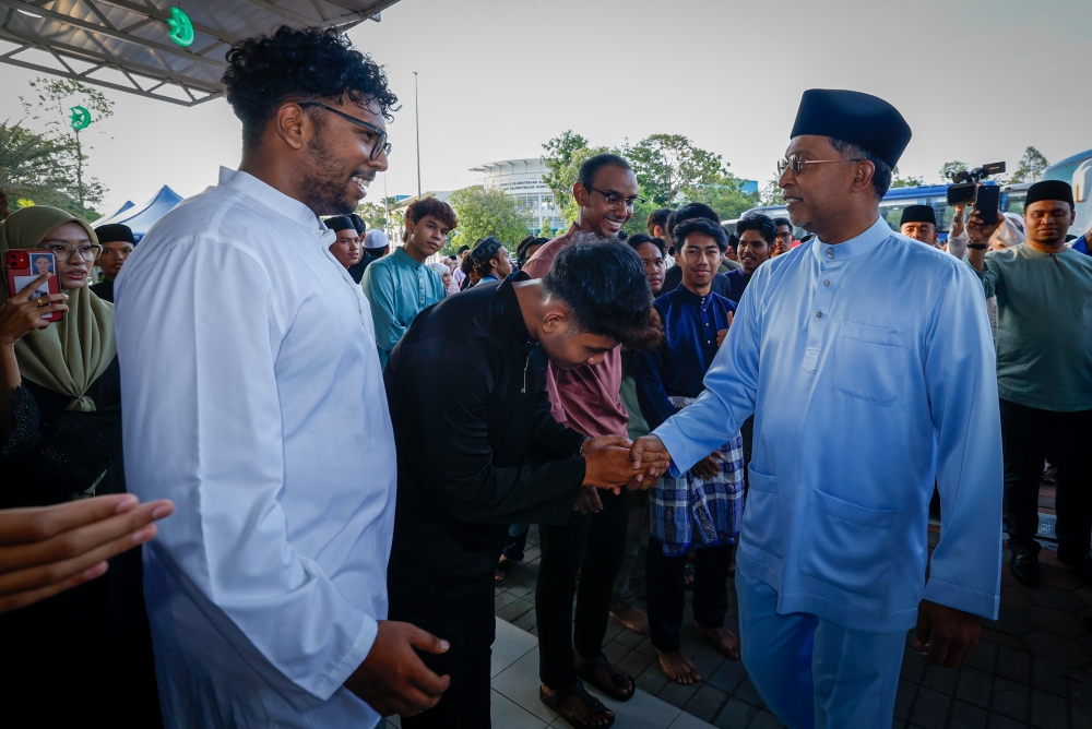 Higher Education Minister Datuk Seri Zambry Abd Kadir with Universiti Teknikal Malaysia Melaka (UTeM) students at Sayyidina Abu Bakar Mosque, UTeM main campus, in Durian Tunggal, Melaka, April 2, 2024. — Bernama pic   