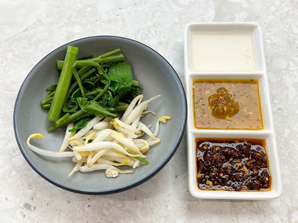 The vegetables and sauces are served separately from the beef noodles, leaving you a chance to customise your meal as you wish