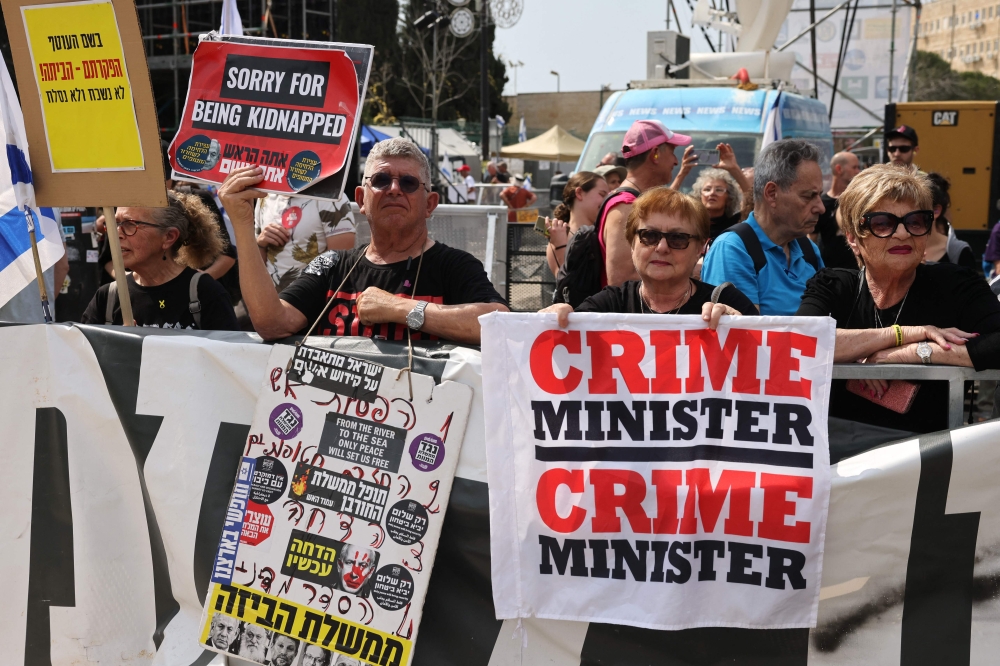 The families of Israeli hostages held in Gaza by Hamas yesterday blasted their country’s leader as a traitor as anger at Prime Minister Benjamin Netanyahu’s handling of the war grew in the fourth consecutive night of mass protests. — AFP pic