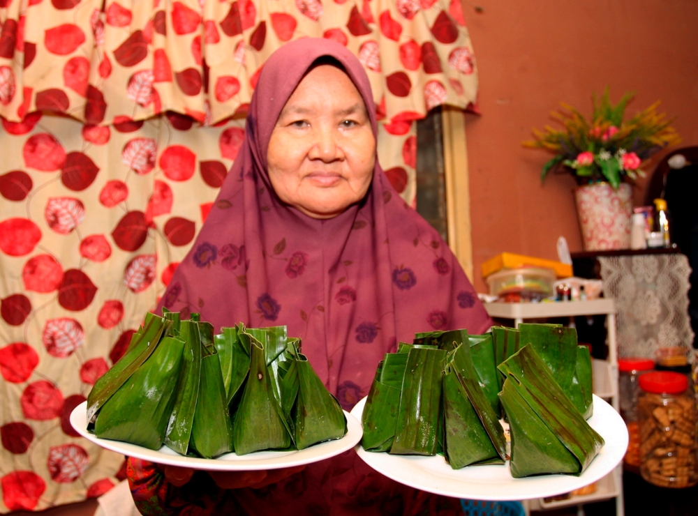 Making 'kuih jongkong' serves as a form of therapy for Rosnani Mohd Yunus, offering her a comforting routine to ease the longing for her late husband, Khairuddin Shariff, especially during Ramadan. ― Bernama pic