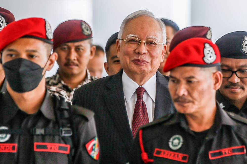 Former prime minister Datuk Seri Najib Razak (centre) at the Kuala Lumpur Court Complex, April 3, 2024. — Picture by Hari Anggara