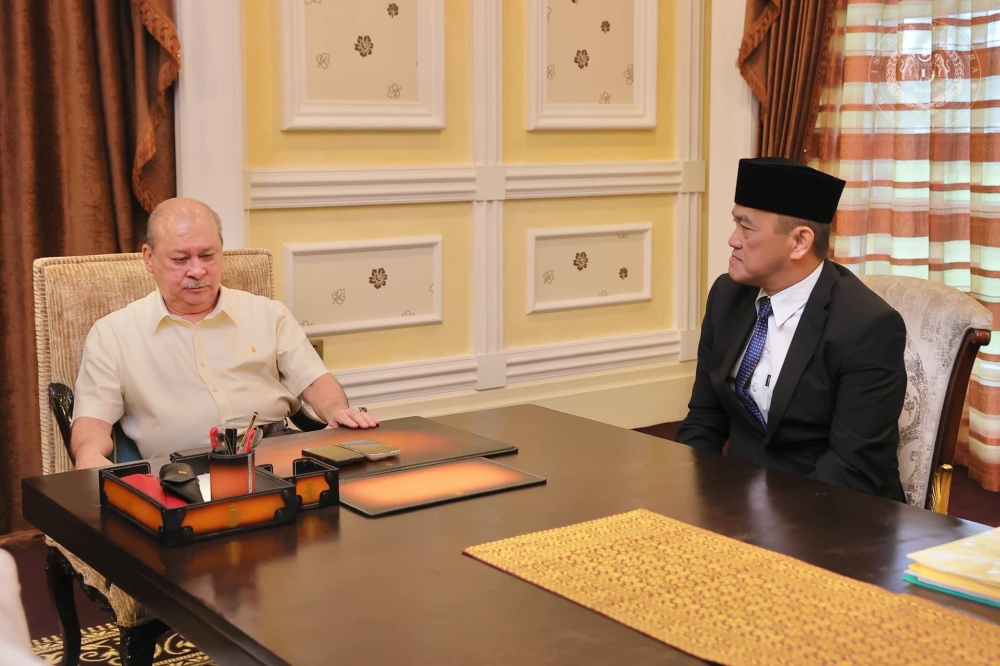 Yang di-Pertuan Agong Sultan Ibrahim (left) meets KK Mart Group founder and executive chairman Datuk Seri Chai Kee Kan at Istana Negara in Kuala Lumpur April 3, 2024. ― Picture via Facebook/Sultan Ibrahim Sultan Iskandar