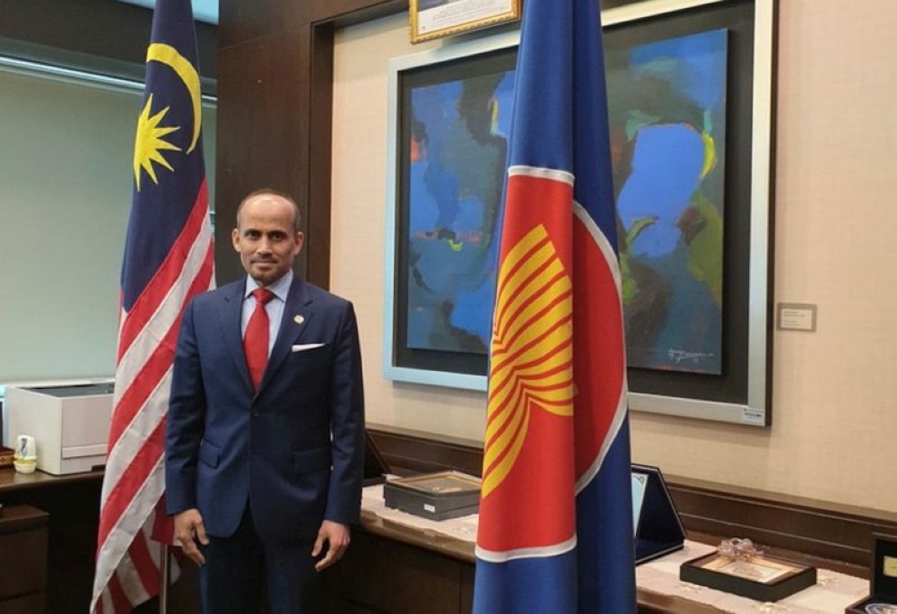High Commissioner of Malaysia to Singapore Datuk Azfar Mohamad Mustafar said being aware of the developments of the law in Singapore is important to avoid difficulties for Malaysians and their families if they are detained and investigated by the authorities in this country. — Bernama pic